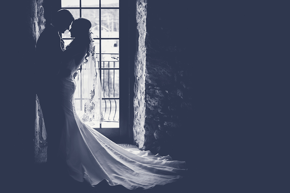 壁際に立つ新郎新婦